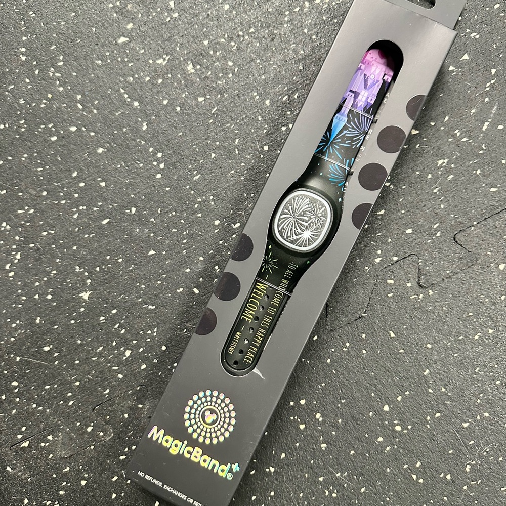 NWT Disney Black & Green MagicBand+ - Welcome Fireworks Design